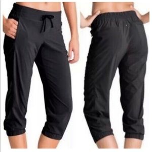 Athleta | black crop pants size 6
